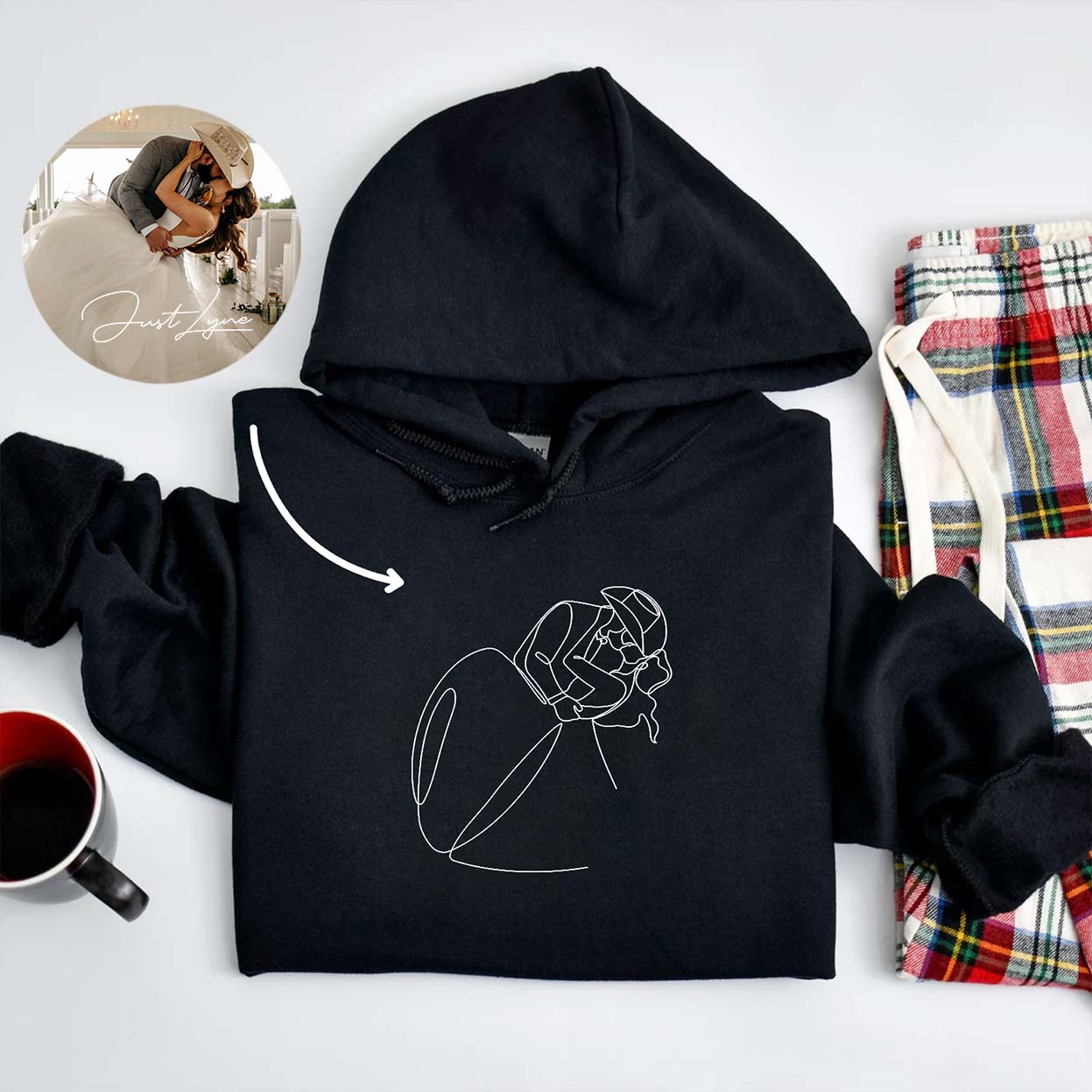 Individuell bestickter Hoodie mit Text auf dem Ärmel
