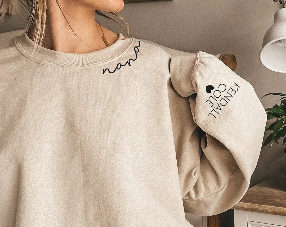 Personalisiertes Mama-Sweatshirt mit Kindernamen auf dem Ärmel