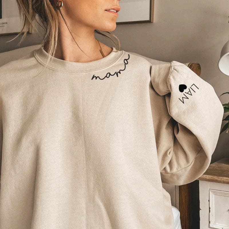 Personalisiertes Mama-Sweatshirt mit Kindernamen auf dem Ärmel