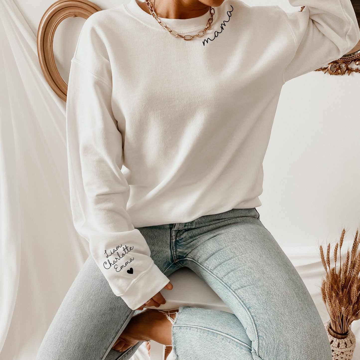 Personalisiertes Mama-Sweatshirt mit Kindernamen auf dem Ärmel