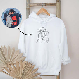Individuell bestickter Hoodie mit Text auf dem Ärmel 