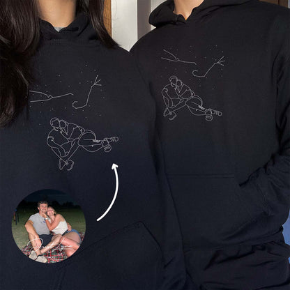 Individuell bestickter Hoodie mit Text auf dem Ärmel 
