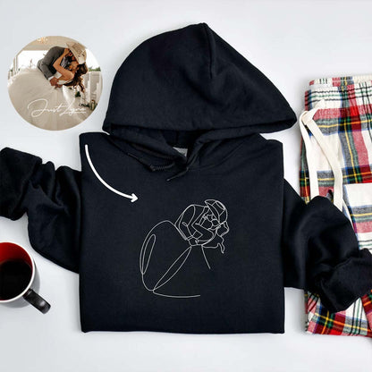 Individuell bestickter Hoodie mit Text auf dem Ärmel 