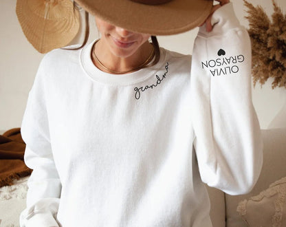 Personalisiertes Mama-Sweatshirt mit Kindernamen auf dem Ärmel