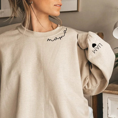 Personalisiertes Mama-Sweatshirt mit Kindernamen auf dem Ärmel