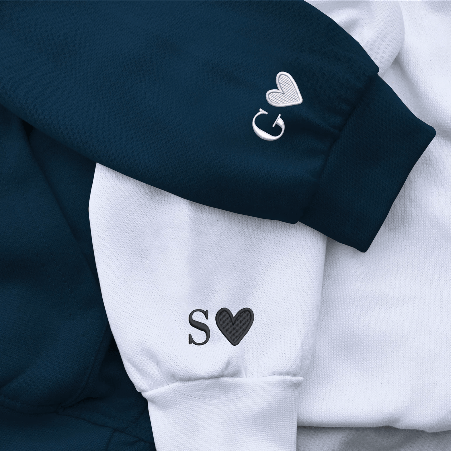 Individuell bestickter Hoodie mit Text auf dem Ärmel 