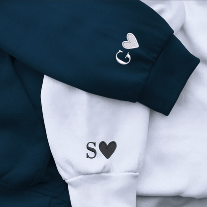 Individuell bestickter Hoodie mit Text auf dem Ärmel 